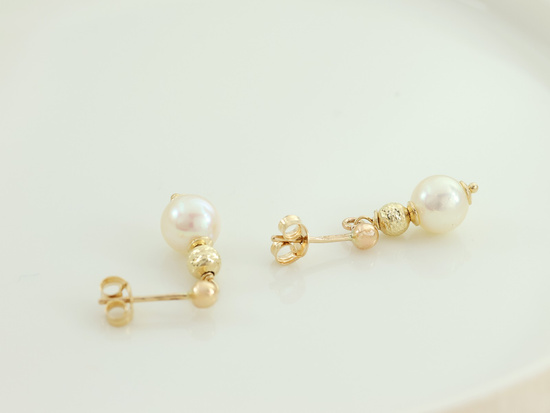 Delikatne złote kolczyki wiszące z perłą i kulką