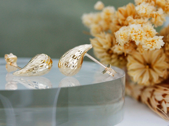 Kolczyki złote błyszczące zdobione krople na sztyfcie