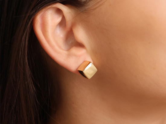 Złote kolczyki kostki na sztyfcie