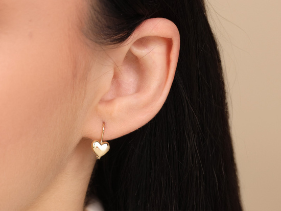 Złote kolczyki angielskie z błyszczącym sercem