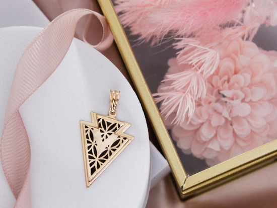 Złota zawieszka trójkątna z czarną emalia z ażurem