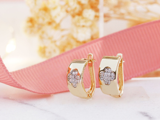 Kolczyki złote angielskie z wzorem koniczynki z cyrkonii