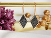 Kolczyki złote na biglu romby z czarnymi cyrkoniami
