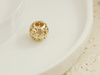 Złoty charms do bransoletki ażurowa kulka