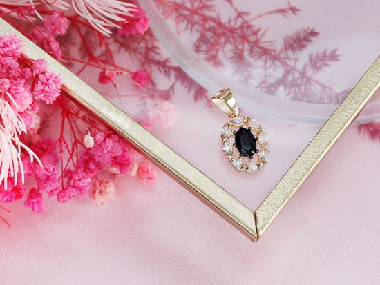 Złota zawieszka owalna z onyksem i cyrkoniami