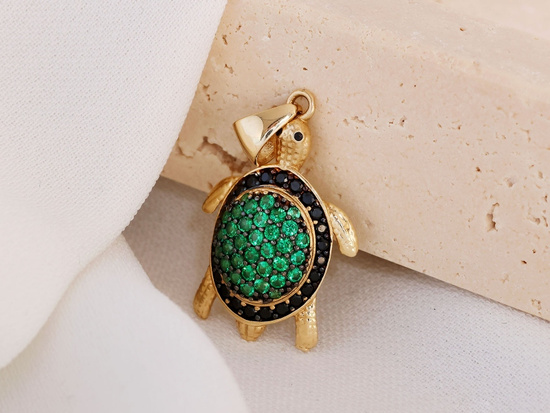 Zawieszka złota żółw z czarnymi i zielonymi cyrkoniami