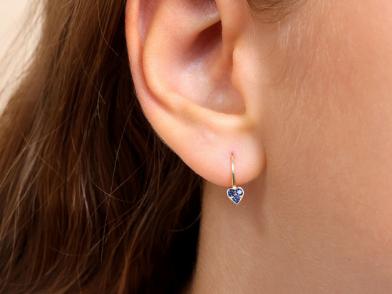 Delikatne kolczyki angielskie z małym sercem z niebieskimi cyrkoniami