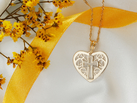 Zawieszka złota ażurowe serce z krzyżykiem medalik