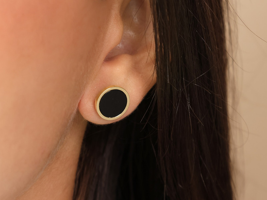 Złote kolczyki okrągłe na sztyfcie z czarnym kamieniem