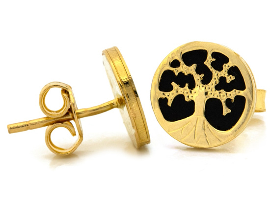 Złote kolczyki na sztyfcie z drzewkiem szczęścia na czarnym tle