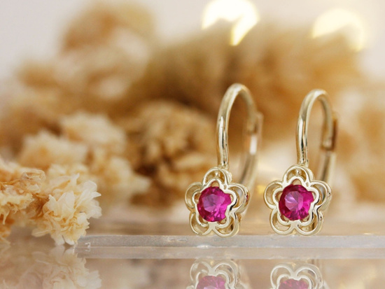 Kolczyki złote angielskie z gwiazdką z czerwonym kamieniem