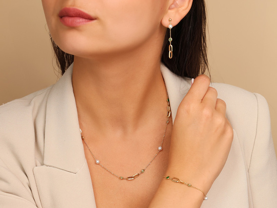 Złota bransoletka z perłami i zielonymi kamieniami