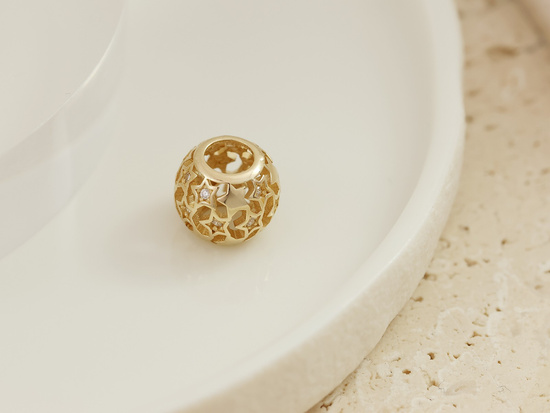 Złota ażurowa kulka charms do bransoletki nawlekana w gwiazdki