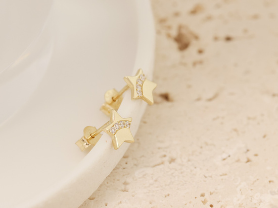 Kolczyki złote małe gwiazdki na sztyfcie przy uchu