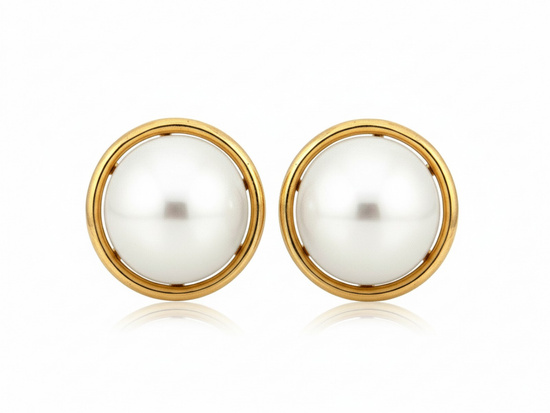 Złote kolczyki z perłą na sztyfcie