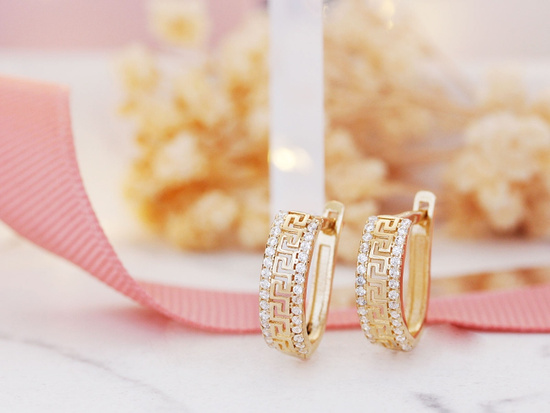 Delikatne złote kolczyki z wzorem greckim z cyrkoniami