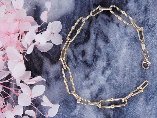 Złota bransoletka z dużych ogniw modna na czasie