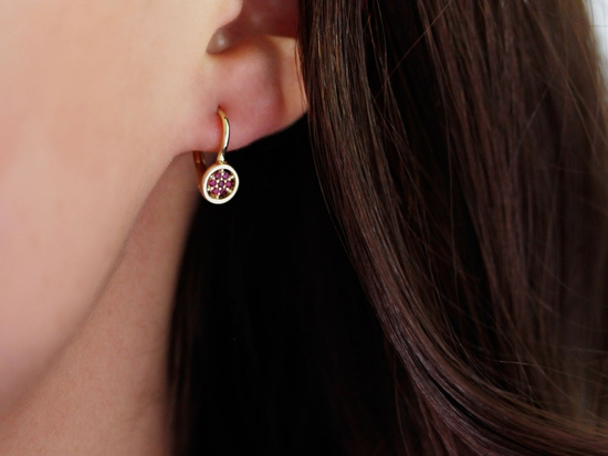 Kolczyki złote angielskie delikatne z czerwonymi cyrkoniami