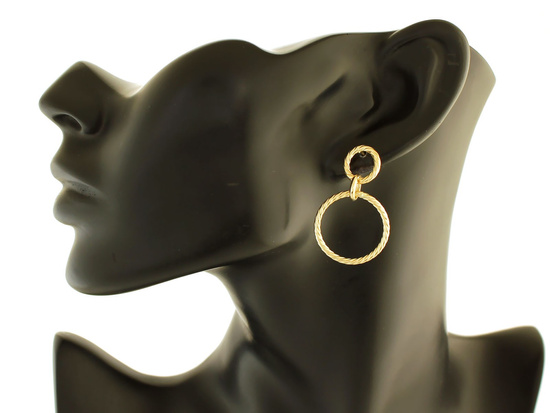 Złote kolczyki wiszące ze splatanych kółek na sztyfcie