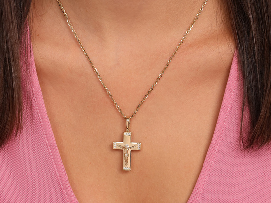 Zawieszka złota krzyżyk z Jezusem z cyrkoniami