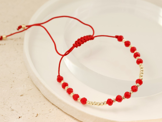 Bransoletka czerwona sznurkowa ze złotymi kulkami