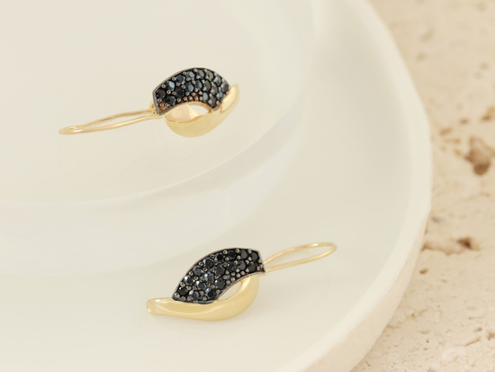 Kolczyki złote na biglu z czarnymi cyrkoniami z czarnym rodem
