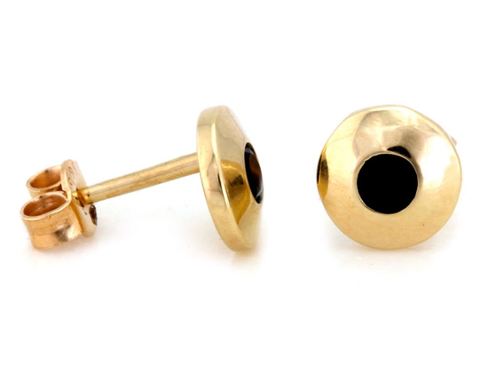 Kolczyki złote okrągłe na sztyfcie przy uchu