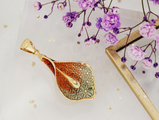 Zawieszka złota ażurowa lilia z emalią kwiat