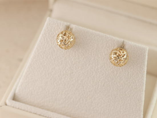Kolczyki złote ażurowe kulki na sztyfcie z gwiazdkami