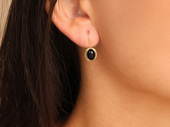 Kolczyki złote na biglu z czarnym kamieniem syntetycznym